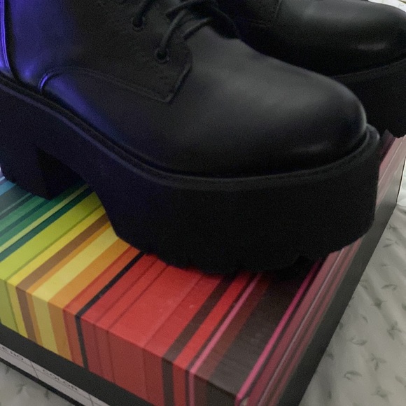 She & in, boots in excellent condition - Picture 10 of 13